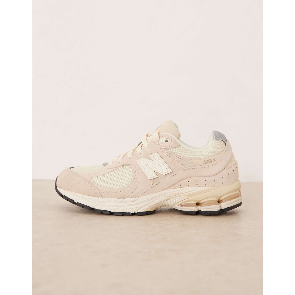 New Balance 2002 Sneakers in Off-White Size 7.5 W / 6 M